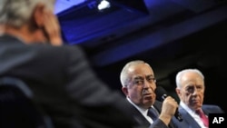 Salam Fayyad, Prime Minister of the Palestinian National Authority speaks in a panel discussion 'Peace and Beyond in the Middle East' as Israeli President Shimon Peres, right, listens during Clinton Global Initiative Meetings in New York, 21 Sep 2010 (fil