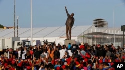 Những người ủng hộ Chính phủ tham dự lễ khánh thành bức tượng của cố Tổng thống Hugo Chavez của Venezuela trong khi Hội nghị thượng đỉnh Phong trào không liên kết lần thứ 17 diễn ra tại Porlamar, đảo Margarita, Venezuela, ngày 16 tháng 09 năm 2016.