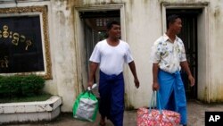 Tahanan politik Myanmar, Win Thaw (kiri) dan Win La (kanan), saat dibebaskan dari penjara Insein, Ranggon (Yangon), 23 Juli 2013 (Foto: dok).