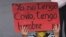 Una mujer sostiene un cartel con la frase "Yo no tengo Covid, tengo hambre" durante una marcha en Quito, Ecuador, el 16 de julio de 2020.
