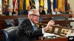 El congresista Tim Walz cuestiona a testigos del Departamento de Asuntos de Veteranos y la oficina de auditoría durante una audiencia para examinar por qué los veteranos han tenido que esperar más de tres meses por una cita médica.