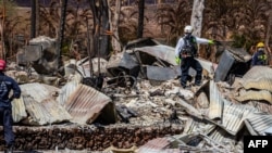 Anggota tim penyelamatan dan pemulihan melakukan operasi pencarian di area yang luluh lantak akibat kebakaran hutan di kota Lahaina, Maui, Hawaii (foto: dok). 