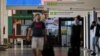 Viajeros con máscaras protectoras son vistos en el Aeropuerto Internacional Presidente Juscelino Kubitschek, en Brasilia, en medio de la propagación de la enfermedad por coronavirus.
