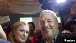 Fidel Castro Diaz-Balart, anak sulung mantan Pemimpin Kuba Fidel Castro, berfoto dengan with Paris Hilton dalam gala makan malam untuk menutup Festival Habanos XVII, di Havana, 27 Februari 2015.