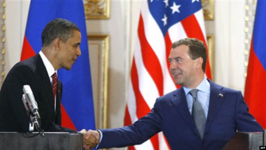 PM Rusia Dmitry Medvedev (kanan) akan mewakili Vladimir Putin pada KTT G8 di Camp David, AS minggu depan (foto: dok).