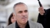El ex campeón mundial de ajedrez Garry Kasparov plantea captado durante el 72º Festival de Cine de Cannes, en Francia, el 18 de mayo de 2019. 