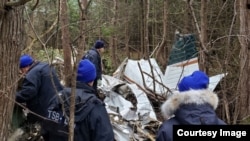 Penyelidik kecelakaan di lokasi jatuhnya pesawat kecil di Kanada. (Foto: Courtesy Image)