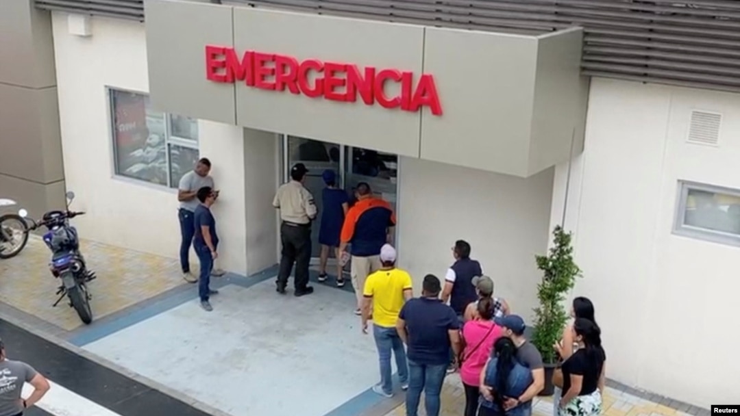 Un grupo de personas frente al Hospital Rodríguez Zambrano de la ciudad de Manta, Ecuador, donde fue conducido el alcalde Agustín Intriago después de ser baleado el 23 de julio de 2023. La foto es una captura de pantalla de redes sociales divulgada por Reuters.