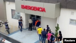 Un grupo de personas frente al Hospital Rodríguez Zambrano de la ciudad de Manta, Ecuador, donde fue conducido el alcalde Agustín Intriago después de ser baleado el 23 de julio de 2023. La foto es una captura de pantalla de redes sociales divulgada por Reuters.