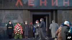 俄羅斯共產黨支持者在創始人列寧的墓前安放鮮花。