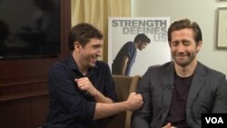 Aktor Jake Gyllenhaal dengan penyintas pegeboman Maraton Boston, Jeff Bauman, yang Gyllenhaal perankan dalam film "Stronger", 21 September 2017. (Foto: P. Poulou / VOA ) 