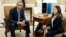 La enfermera Nina Pham conversa con el presidente Barack Obama en la Casa Blanca.