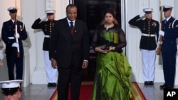 Le roi Mswati III du Swaziland et sa femme Inkhosikati La Mbikiza arrivent pour un dîner offert par le président Barack Obama au Sommet des dirigeants des États-Unis et de l'Afrique, à la Maison Blanche, à Washington, le 5 août 2014.