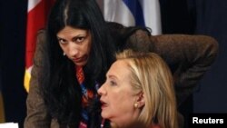 Huma Abedin (izquierda) ha sido una de las interrogadas, Hasta ahora el equipo que investiga el manejo de los correos de Hillary Clinton, solo ha encontrado evidencia dispersa de su mal uso.