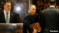 លោក Scott Pruitt រដ្ឋ​មន្រ្តី​ក្រសួង​យុត្តិធម៌​របស់​រដ្ឋ Oklahoma ទៅ​ដល់​អគារ Trump Tower ក្នុង​ក្រុង​ញូវយ៉ក ដើម្បី​ជួប​ជាមួយ​នឹង​លោក​ប្រធានាធិបតី​ជាប់​ឆ្នោត Donald Trump កាលពី​ថ្ងៃទី៧ ខែធ្នូ ឆ្នាំ២០១៦។