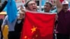 ARSIP – Foto warga Uighur yang tinggal di Turki bersama warga Turki pendukungnya meneriakkan slogan-slogan seraya mengangkat bendera China sebelum membakarnya dalam sebuah unjuk rasa di dekat konsulat China di Istanbul (foto: AP Photo/Lefteris Pitarakis, Arsip)