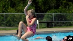 CDC recomienda a los padres no permitir que sus niños ingresen a una piscina si están con diarrea y que aquellas personas que estuvieron infectadas esperen por lo menos dos semanas antes de volver ingresar al agua.