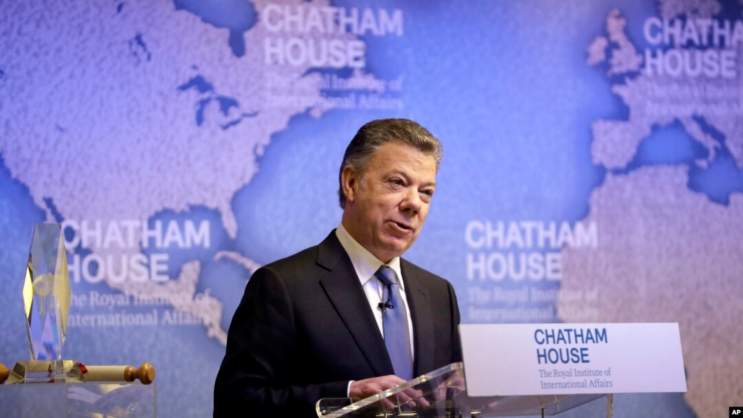 El presidente de Colombia, Juan Manuel Santos, habló tras recibir el premio Chatham House en Londres, el viernes, 10 de noviembre de 2017, por mejorar las relaciones internacionales el año pasado.