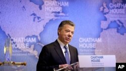 El presidente de Colombia, Juan Manuel Santos, habló tras recibir el premio Chatham House en Londres, el viernes, 10 de noviembre de 2017, por mejorar las relaciones internacionales el año pasado.