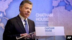 El presidente de Colombia Juan Manuel Santos dijo que "la cárcel o la tumba les espera" a quienes sigan delinquiendo en el país sudamericano.