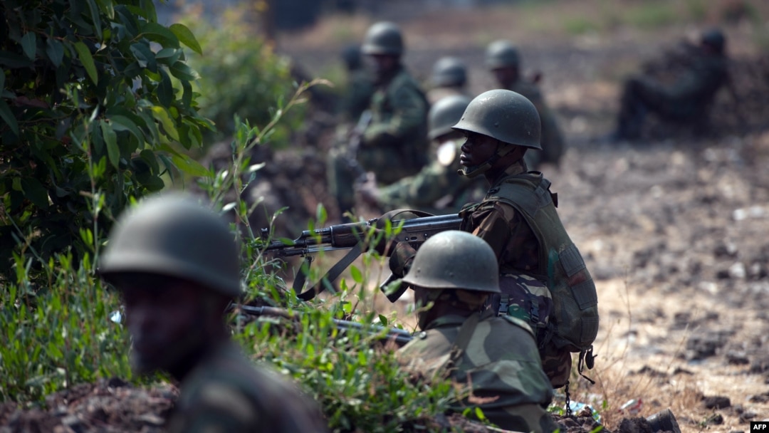 Des soldats de l'armée congolaise prennent position à Kanyarucinya, à environ 12 km de Goma, dans l'est de la République démocratique du Congo, le 16 juillet 2013.