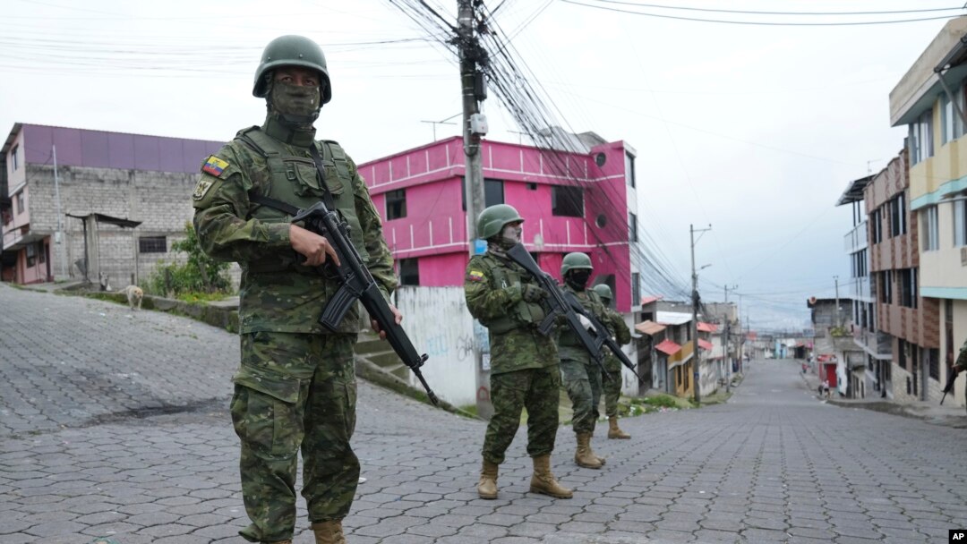 ARCHIVO - Ecuador tiene desplegados en las calles de las principales ciudades del país a miles de efectivos de las fuerzas de seguridad del Estado para contener la ola de violencia desatada desde la semana pasada por estructuras del crimen organizado.