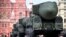 Російські пускові установки міжконтинентальних балістичних ракет "Ярс" на Червоній площі під час військового параду до Дня Перемоги в центрі Москви 9 травня 2024 року.