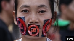 A pro-democracy activist joins an anti-NGO draft law campaign in front of National Assembly on June 30, 2015. (Hean Socheata/VOA Khmer) 