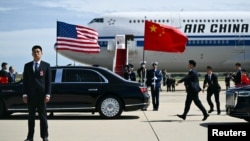 中国国家主席习近平和夫人彭丽媛的专车队抵达华盛顿郊外的马里兰州安德鲁斯联合基地。(2026年9月25日)