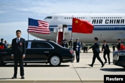中国国家主席习近平和夫人彭丽媛的专车队抵达华盛顿郊外的马里兰州安德鲁斯联合基地。(2026年9月25日)