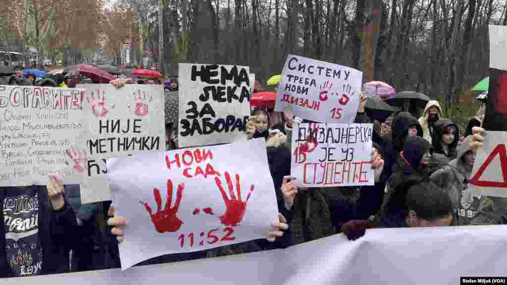 &quot;Krvave ruke&quot; postale su simbol protesta, koji se ističe na svakom skupu (foto: Glas Amerike / Stefan Miljuš)