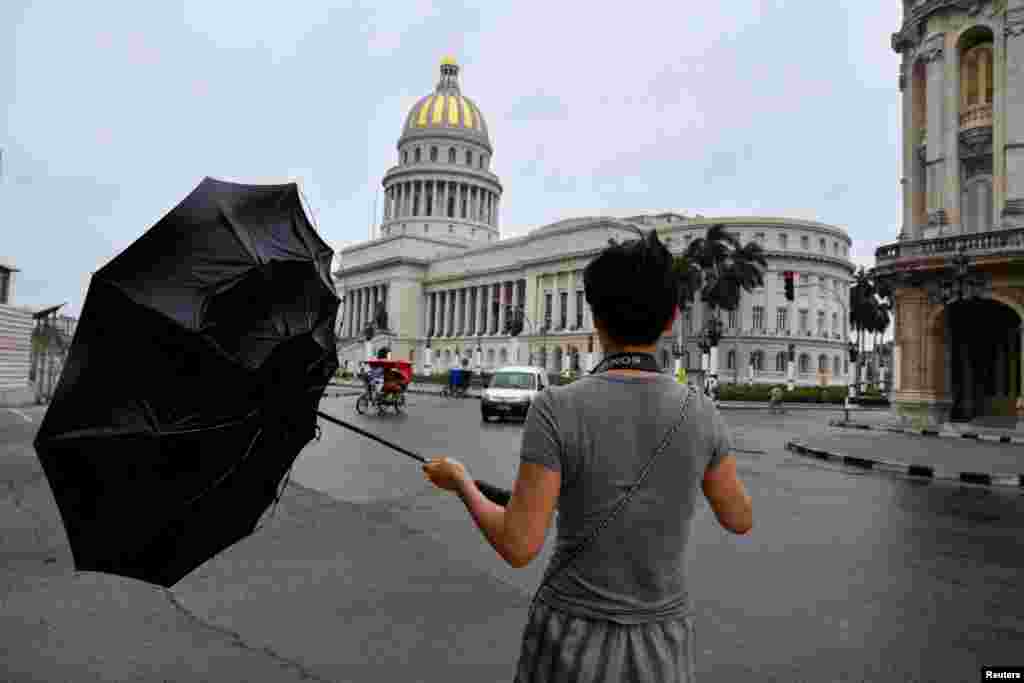 Fueron muchos los cubanos que tuvieron que buscar refugio para resguardarse de las lluvias y las violentas ráfagas de viento.