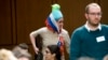 Жінка намагається зобразити російського троля перед слуханням у Комітеті з торгівлі та юстиції Конгресу. Вашингтон, 10 квітня 2018 року. Фото AP
