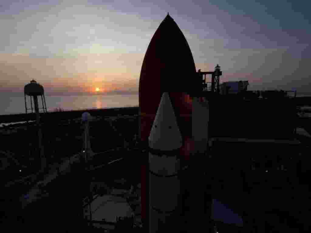 El transbordador espacial Atlantis, OV-104, se prepara para su lanzamiento desde el Centro Kennedy de la NASA en Florida.