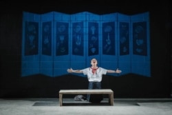 연극 '나를 팔아요: 나는 북한에서 왔어요' 무대에서 연기자가 오열하고 있다. 사진 제공: Charles Yook.
