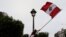Un partisan du candidat présidentiel péruvien Pedro Castillo brandit le drapeau national au lendemain du second tour des élections, à Lima, au Pérou, le 7 juin 2021. 