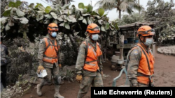 Abasirikare bagenzura ahateye ibirunga i San Miguel Los Lotes muri Guatemala, itariki 5/06/2018.