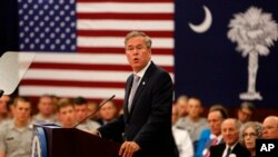 El candidato republicano a la nominación presidencial Jeb Bush pronunció un discurso en el colegio militar Citadel, en Carolina del Sur, el miércoles, 18 de noviembre de 2015. 