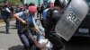 Policías antidisturbios de Nicaragua detienen a un manifestante en 2019. [Foto de archivo]
