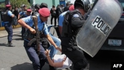 Policías antidisturbios nicaragüenses detienen a un manifestante antes de una acción alentada por grupos de oposición para exigir al gobierno la liberación de los detenidos por participar en protestas antigubernamentales. Marzo 2019.