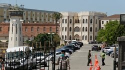 Seorang petugas penjara San Quentin di negara bagian California, menutup gerbang masuk penjara tersebut, pada 9 Juli 2020. (Foto: AP)