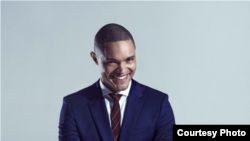 El comediante sudafricano Trevor Noah amenizará el retiro anual de los legisladores demócratas, que este año se realizará en Baltimore, Maryland.