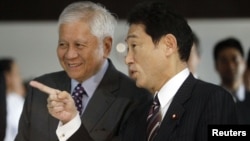 Japanese Foreign Minister Fumio Kishida (R) talks to Philippine Foreign Affairs Secretary Albert del Rosario in Manila, January 10, 2013. 