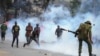 Des manifestants jetant des pierres et des policiers tirant des gaz lacrymogènes s'affrontent dans le quartier de Mathare à Nairobi, au Kenya, le 12 juillet 2023.