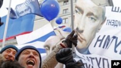 A participant gestures during a rally in support of Russian Prime Minister Vladimir Putin held close to Moscow 's Kremlin, March 5, 2012. 