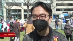 Chàng trai Việt biểu tình chống kỳ thị vì ‘yêu nước Mỹ’