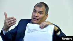 El expresidente de Ecuador, Rafael Correa, muestra unos documentos en entrevista con Reuters el 11 de abril de 2019. Reuters/Eric Vidal.