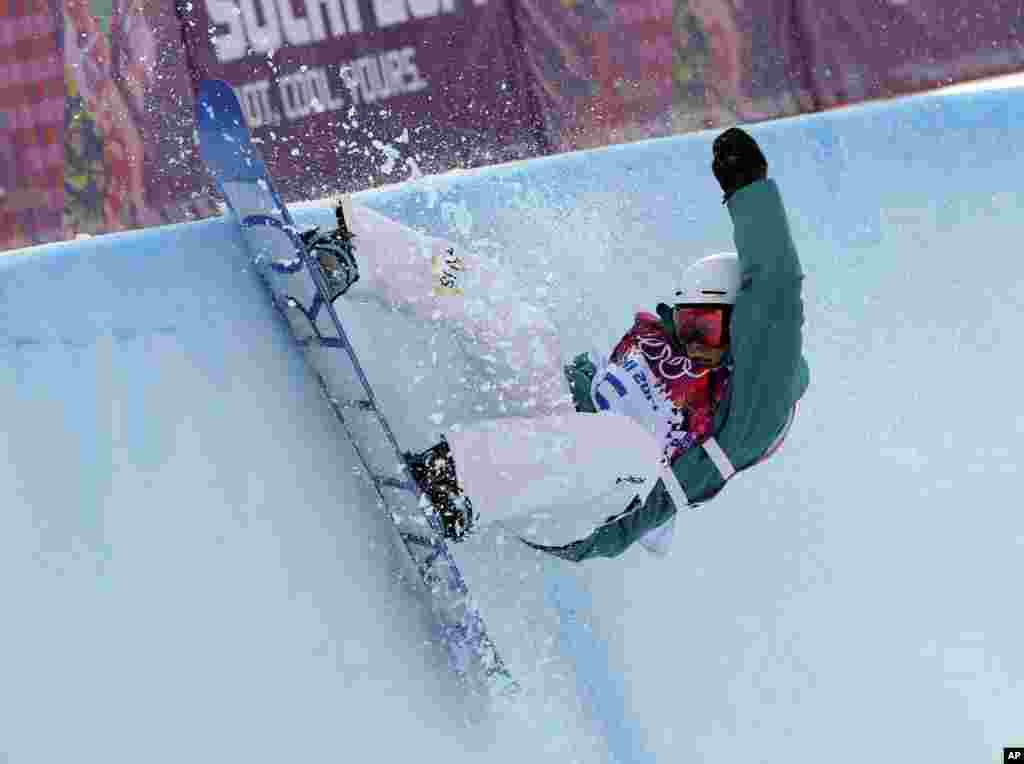 Holly Crawford dari Australia bertanding di nomor halfpipe cabang snowboarding di Taman Rosa Khutor, di Krasnaya Polyana, 12 Februari 2014.