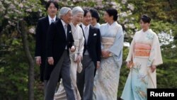 Kaisar Jepang Akihito didampingi Ratu Michiko, Putra Mahkota Naruhito (tengah), Putri Mahkota Masako (kedua dari kanan), Pangeran Akishino (kiri), Putri Kiko (ketiga dari kanan) dan putri mereka, Putri Mako, menyambut tamu-tamu dalam pesta musim semi di Istana Kekaisaran Akasaka di Tokyo, Jepang, 20 April 2017.