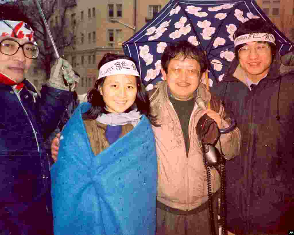 1998年6.4后在华盛顿采访柴玲（左二）